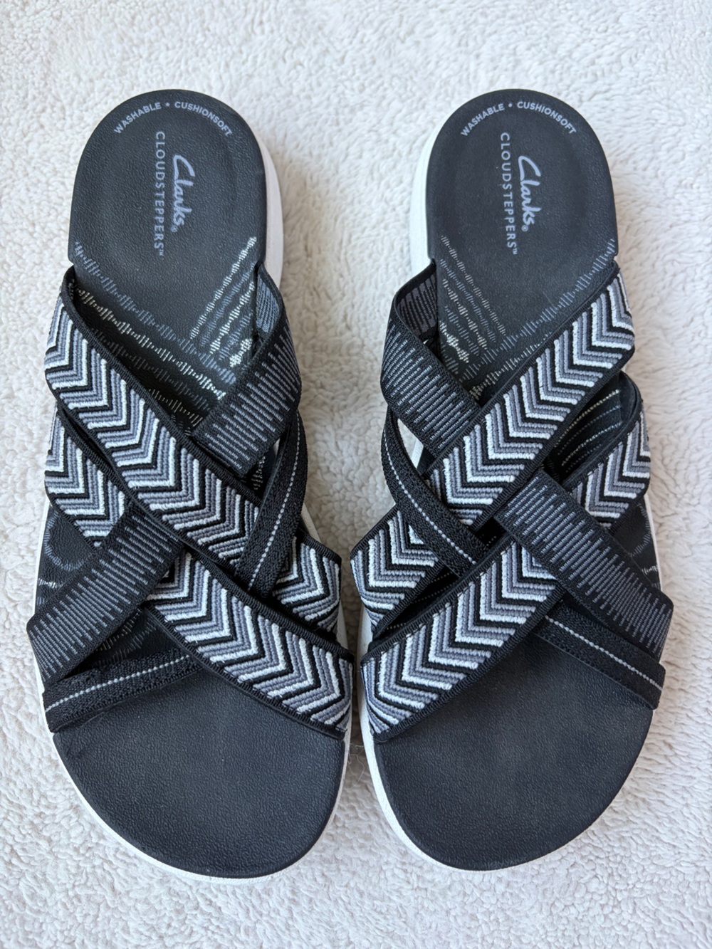 Like New Clarks Black & White Strappy Cloudsteppers Slip-On Sandals Women 8.5